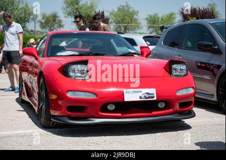 Vorderansicht eines klassischen roten japanischen Mazda RX-7-Sportwagens Stockfoto