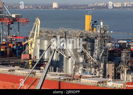 ODESSA, UKRAINE-27. NOVEMBER 2021: Odessa Handelshafen in Friedenszeiten 4 Monate vor Kriegsbeginn mit Russland. Schiffskräne, Lagerhäuser, Tanker Stockfoto