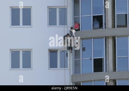 Nischni Nowgorod, Russland, Ufer von Verkhnevolschskaja, 08.20.2022. Industrielle Bergsteigereien. Ein männlicher Spezialist, ein Kletterer, Spezialausrüstung und Stockfoto