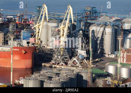 ODESSA, UKRAINE-27. NOVEMBER 2021: Odessa Handelshafen in Friedenszeiten 4 Monate vor Kriegsbeginn mit Russland. Schiffskräne, Lagerhäuser, Tanker Stockfoto