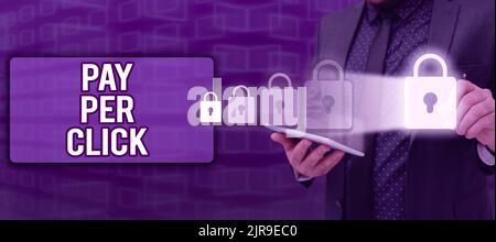 Handschrift Text Pay per Click. Business Schaufenster Internet-Werbung Modell Suchmaschinen-Marketing-Strategie Mann mit Stift zeigt auf Digital Lock Stockfoto