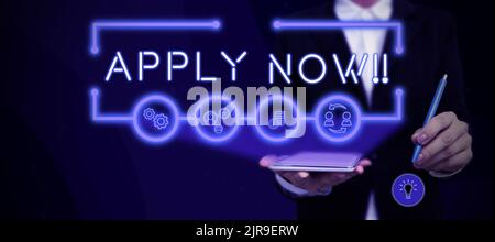 Textunterschrift mit der Präsentation Jetzt bewerben. Wort geschrieben Machen Sie eine formelle Bewerbung für einen Job sofort handeln Lady in Anzug hält Stift symbolisieren Stockfoto