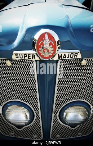 Vorderseite des vintage blauen Fordson Super Major Traktors. Stockfoto