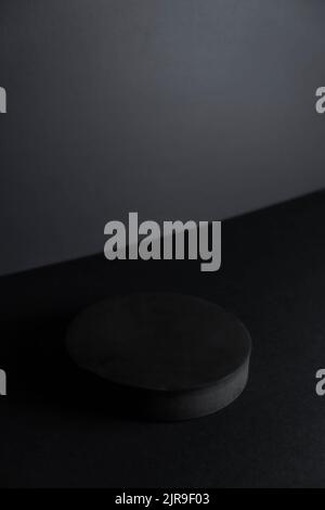 Kreisförmige Standfläche auf schwarzem Hintergrund Stockfoto