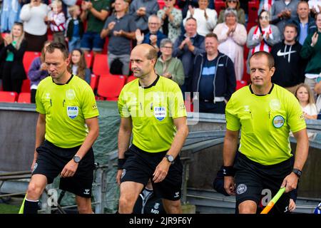 Aalborg, Dänemark. 21., August 2022. Schiedsrichter Peter Kjaersgaard gesehen während des Superliga-Spiels 3F zwischen Aalborg Boldklub und Broendby IF im Aalborg Portland Park in Aalborg. (Foto: Gonzales Photo - Balazs Popal). Stockfoto