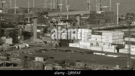 ODESSA, UKRAINE-27. NOVEMBER 2021: Odessa Handelshafen in Friedenszeiten 4 Monate vor Kriegsbeginn mit Russland. Schiffskräne, Lagerhäuser, Tanker Stockfoto