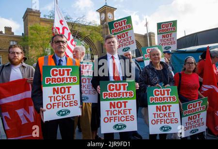 London, Großbritannien. 23. August 2022. Mitglieder des GMT, TSSA und Unite demonstrieren am King's Cross an der geplanten Schließung aller Ticketschaltungen. Eddie Dempsey, stellvertretender Generalsekretär des RMT, John Leach, stellvertretender Generalsekretär und Alex Gordon, Präsident des RMT, nahmen an der Demonstration Teil.die Schließungen werden im Oktober beginnen. Nach der Demonstration reisen sie zum Grant Shapps Wahlkreis Welwyn und Hatfield, um zu demonstrieren. Kredit: Mark Thomas/Alamy Live Nachrichten Stockfoto