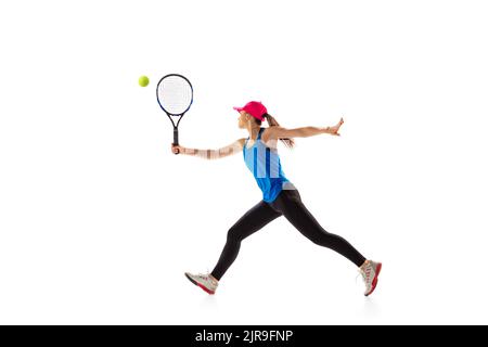 Porträt einer sportlichen Frau, Tennisspielerin, die isoliert auf weißem Hintergrund Tennis spielt. Gesunder Lebensstil, Fitness, Sport, Bewegungskonzept. Stockfoto