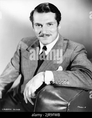 LAURENCE OLIVIER 1950 Publicity Portrait zu der Zeit, als er CARRIE (erschienen 1952) Regisseur WILLIAM WYLER aus dem Roman Sister Carrie von Theodore Dreiser Paramount Picturms machte Stockfoto