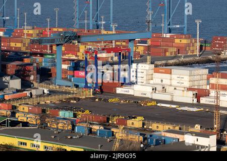 ODESSA, UKRAINE-27. NOVEMBER 2021: Odessa Handelshafen in Friedenszeiten 4 Monate vor Kriegsbeginn mit Russland. Schiffskräne, Lagerhäuser, Tanker Stockfoto