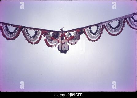 Janmashtami, Krishnas Geburtstagsfeier, Dahi Handi mit Blumengirlanden. Stockfoto