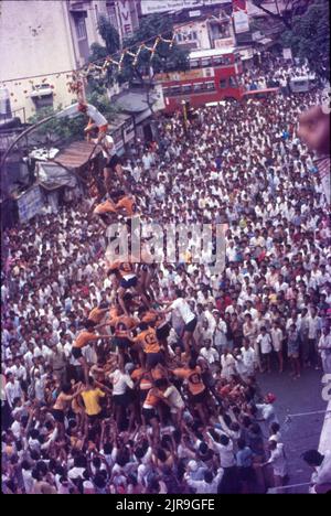 Janmashtami, Krishnas Geburtstagsfeier, Dahi Handi, Pyramide der Menschen, um die Dahi Handi zu brechen. Stockfoto