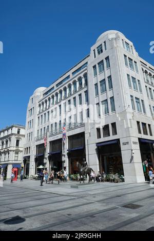 Großer Ralph Lauren-Laden im Sommer in der New Bond Street im Zentrum von London Stockfoto