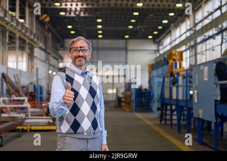 Porträt Eines Selbstbewussten, Gutaussehenden, Grauhaarigen Geschäftsmannes Im Inudstrial Interior. Stockfoto