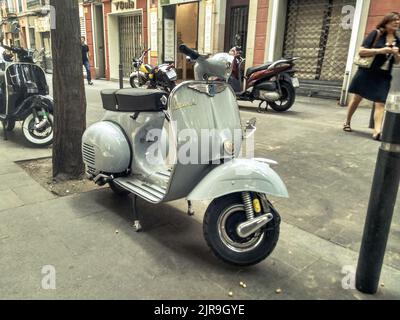 Ein italienischer Vespa-Roller parkte auf der Straße in Barcelona Stockfoto