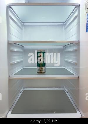 Eine Dose John Smiths Bier im Kühlschrank. Stockfoto