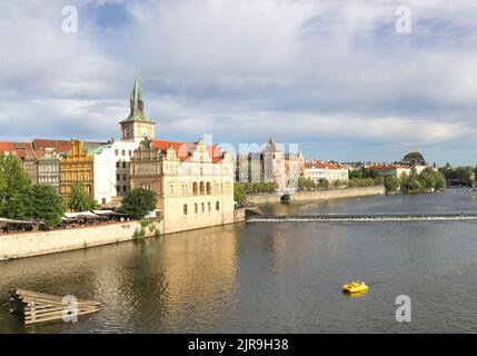 Schöne Gebäude am Ufer der Moldau an sonnigen Sommertagen. Prag, Tschechische Republik Stockfoto