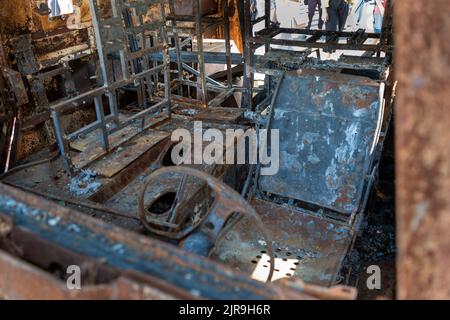 Gepanzerter Autosalon. Ein Fragment eines rostigen ausgebrannten Autos Russlands. APC. Ausstellung der zerstörten verbrannten russischen Militärausrüstung auf Chreschatyk. Stockfoto