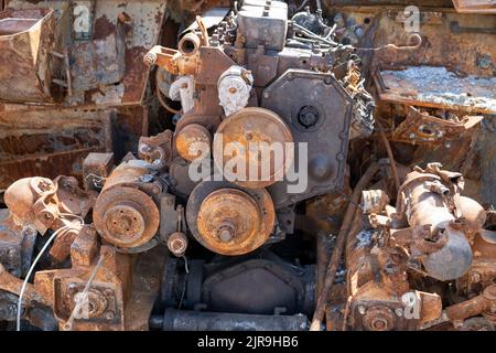 Ein Fragment eines rostigen ausgebrannten Autos Russlands. Motor unter der Motorhaube. APC Armored Autosalon. Ausstellung der zerstörten verbrannten russischen Militärausrüstung auf Chreschatyk. Stockfoto