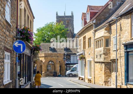 Sherborne Abbey und The Conduit aus Long Street, Sherborne, Dorset, England, Vereinigtes Königreich Stockfoto