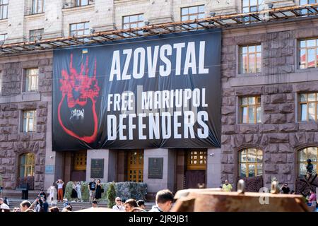 Plakat auf dem Gebäude des Kiewer Stadtrat. Asovstal befreit die Verteidiger von Mariupol. Gemeinde Straße während des Krieges mit Russland. Ukraine, Kiew - 21. August 2022. Stockfoto