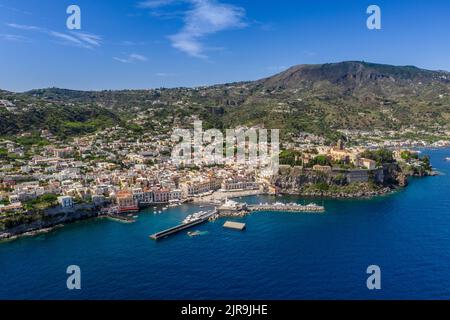 Lipari Insel in Sizilien von über dem Meer Stockfoto