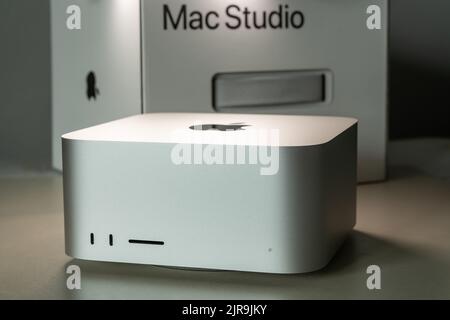 Bangkok, Thailand - 22. August 2022: Mac Studio, ein Desktop-Computer von Apple, auf einem Tisch. Stockfoto
