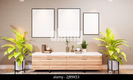 Stilvolles Innendesign des Esszimmers mit Tischstuhl, tropische Pflanze aus Keramik-Topf, Mock Up Posterrahmen an der Ingwer-Farbwand. Vorlage. Zu Hause Stockfoto