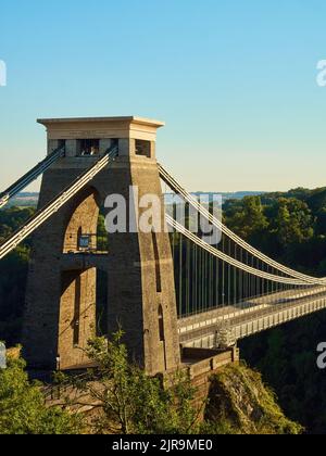 Die berühmte Clifton Suspension Bridge in Bristol mit dramatischer Seitenbeleuchtung bei untergehenden Sommersonnen. Stockfoto