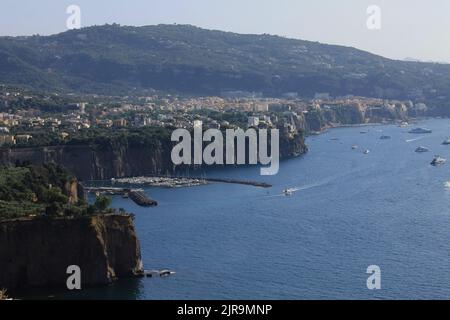 Die Stadt Sorrento mit Blick auf die Bucht von Neapel Stockfoto