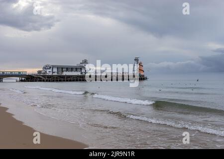 Morgenansicht des Bournemouth Pier vom West Beach Stockfoto