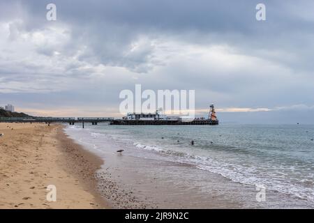 Morgenansicht des Bournemouth Pier vom West Beach Stockfoto