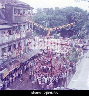 Janmashtami, Krishnas Geburtstag, Govindas Schaffung einer Pyramide, um die Dahi Handi (Topf) Mumbai, Maharashtra zu brechen Stockfoto