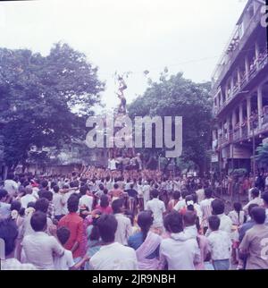 Janmashtami, Krishnas Geburtstag, Govindas Schaffung einer Pyramide, um die Dahi Handi (Topf) Mumbai, Maharashtra zu brechen Stockfoto