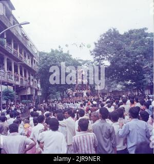 Janmashtami, Krishnas Geburtstag, Govindas Schaffung einer Pyramide, um die Dahi Handi (Topf) Mumbai, Maharashtra zu brechen Stockfoto