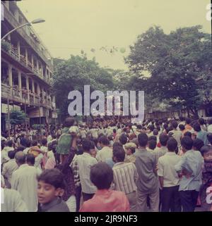 Janmashtami, Krishnas Geburtstag, Govindas Schaffung einer Pyramide, um die Dahi Handi (Topf) Mumbai, Maharashtra zu brechen Stockfoto