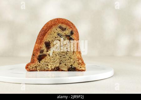 Ein Stück hausgemachter Veganer Bananenkuchen, gebacken in einer Bundt-Pfanne. Konzept gesunde vegane Bäckerei, Copy Space for Text Stockfoto