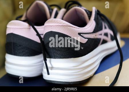 Tjumen, Russland-17. August 2022: Asics Logo Patriot 12 Frau Laufschuhe. Selektiver Fokus Stockfoto