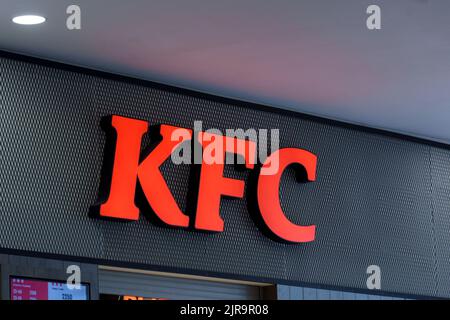 Tjumen, Russland-12. August 2022: KFC-Restaurant im Einkaufszentrum. Firmenlogo. Stockfoto