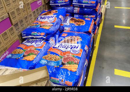 Tjumen, Russland-August 17, 2022: Hundefutter chappi bereit zum Verkauf im Supermarkt. Selektiver Fokus Stockfoto