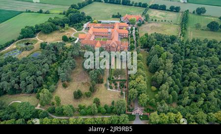 Juli 13. 2022, Brecht, Antwerpen, Belgien: Luftaufnahme des Klosters der Nonnen oder Nonnenklosters oder der Abtei von Onze-Lieve-Vrouw van Nazareth, in Brecht. Hochwertige Fotos Stockfoto