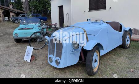 Eine Ausstellung historischer Oldtimer mit Alfa Romeo und Fiat 600 auf dem Land Stockfoto