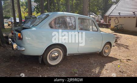 Ein Fiat 600 in der Ausstellung historischer Oldtimer auf dem Land Stockfoto