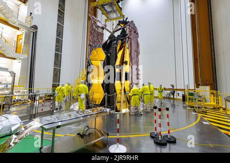 Guayana, Kouro, Weltraumzentrum Guayana (CSG): Das James Webb Weltraumteleskop wird am 11. Dezember 2021 auf der Ariane 5-Rakete aufgestellt. Der James Stockfoto