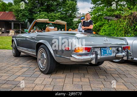 Highlands, NC - 10. Juni 2022: Rückseitenansicht eines Mercedes Benz 280 SL Cabrio Coupés aus dem Jahr 1969 auf einer lokalen Automobilmesse. Stockfoto