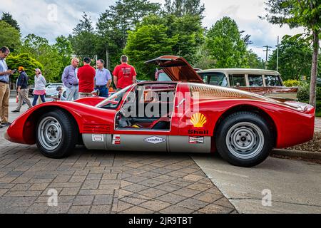 Highlands, NC - 10. Juni 2022: Low-Perspective Seitenansicht eines 1966 Porsche 906 Carrera 6 auf einer lokalen Automobilmesse. Stockfoto