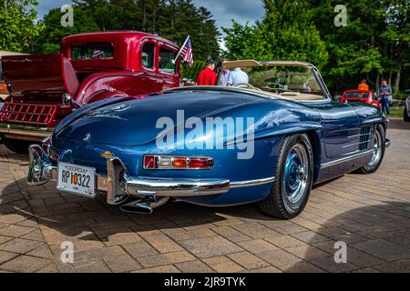 Highlands, NC - 10. Juni 2022: Rückseitenansicht eines Mercedes-Benz 300 SL Roadster aus dem Jahr 1958 auf einer lokalen Automobilmesse. Stockfoto