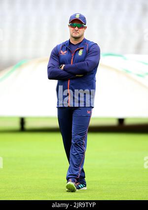 Südafrikas Cheftrainer Mark Boucher pitch während einer Nets-Session im Emirates Old Trafford, Manchester. Bilddatum: Dienstag, 23. August 2022. Stockfoto