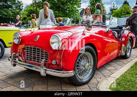 Highlands, NC - 10. Juni 2022: Vorderansicht eines 1957 Triumph TR3 Cabriolets mit niedriger Perspektive auf einer lokalen Automobilausstellung. Stockfoto