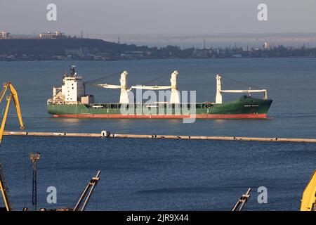 ODESSA, UKRAINE-27. NOVEMBER 2021: Odessa Handelshafen in Friedenszeiten 4 Monate vor Kriegsbeginn mit Russland. Schiffskräne, Lagerhäuser, Tanker Stockfoto